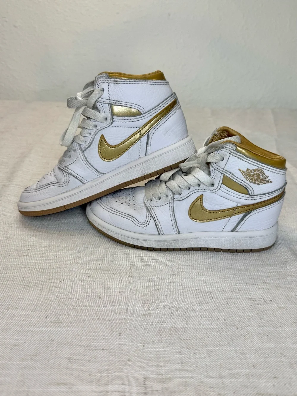 Nike Kids Jordan 1 Retro High OG PS White and Gold Sneakers 11C